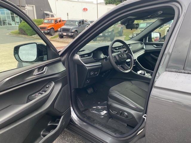 new 2025 Jeep Grand Cherokee car, priced at $41,120