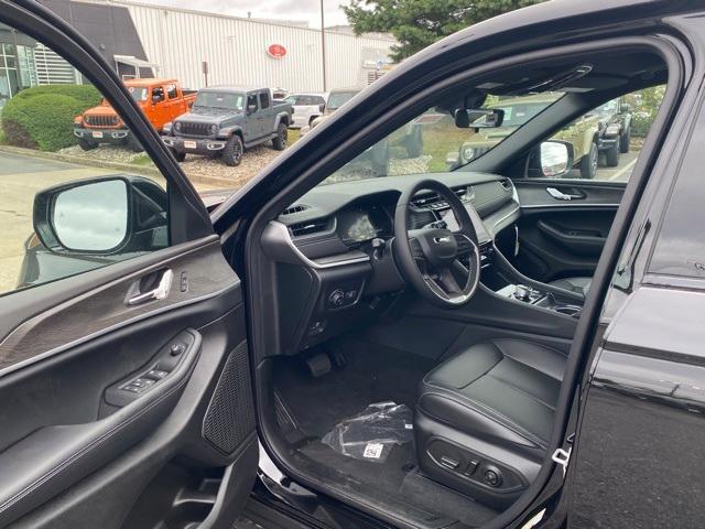 new 2025 Jeep Grand Cherokee car, priced at $43,400