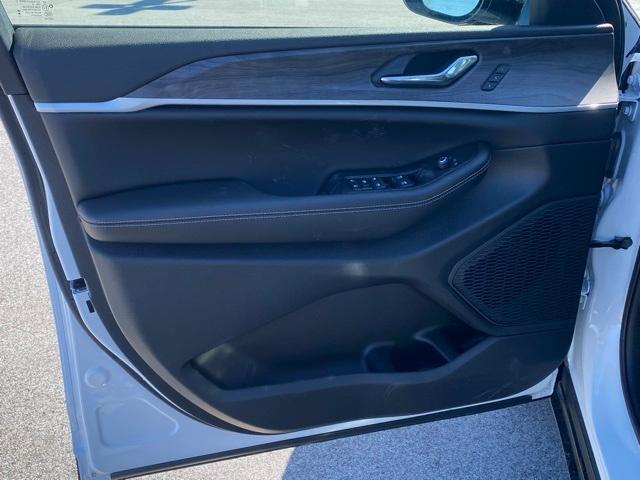 new 2025 Jeep Grand Cherokee car, priced at $42,000