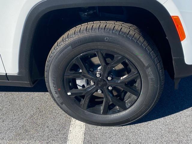 new 2025 Jeep Grand Cherokee car, priced at $40,323