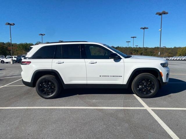 new 2025 Jeep Grand Cherokee car, priced at $40,323