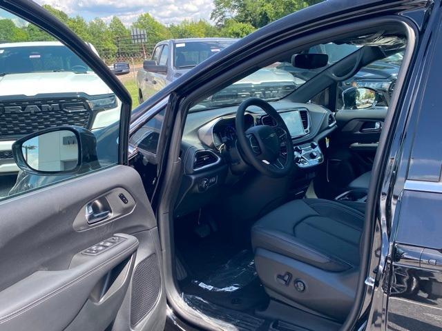 new 2025 Chrysler Pacifica car, priced at $45,742