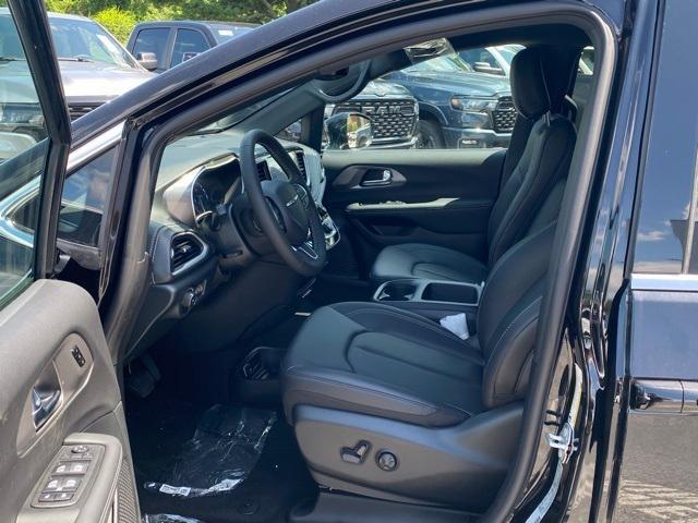 new 2025 Chrysler Pacifica car, priced at $45,742