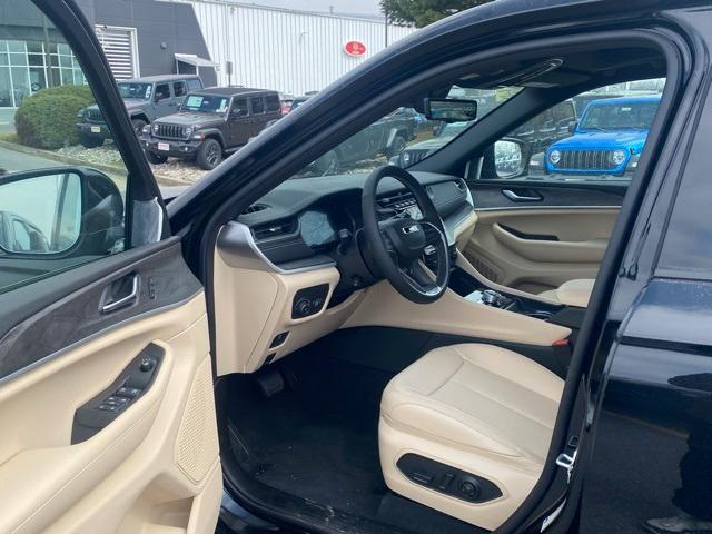 new 2025 Jeep Grand Cherokee car, priced at $45,595
