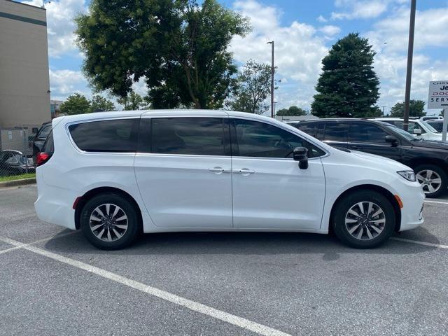 new 2025 Chrysler Pacifica Hybrid car, priced at $40,490