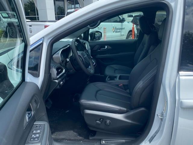 new 2025 Chrysler Pacifica Hybrid car, priced at $40,490