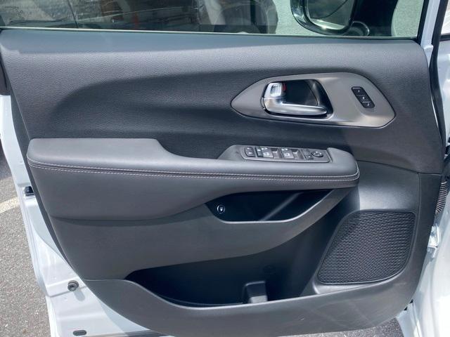 new 2025 Chrysler Pacifica Hybrid car, priced at $40,490