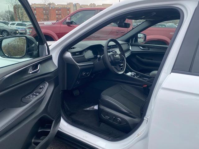 new 2025 Jeep Grand Cherokee car, priced at $41,750