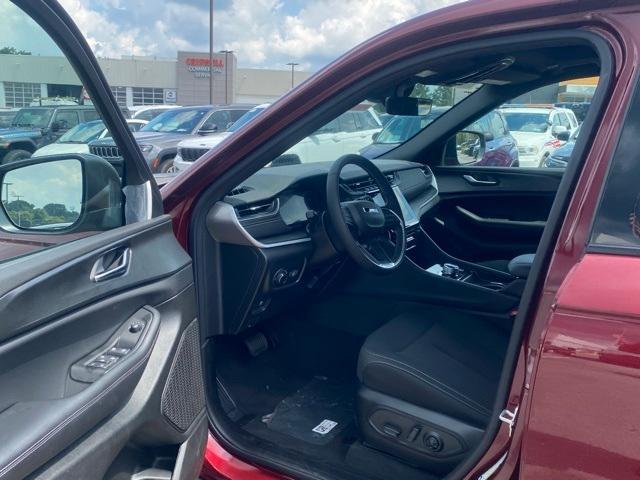 new 2025 Jeep Grand Cherokee car, priced at $36,750