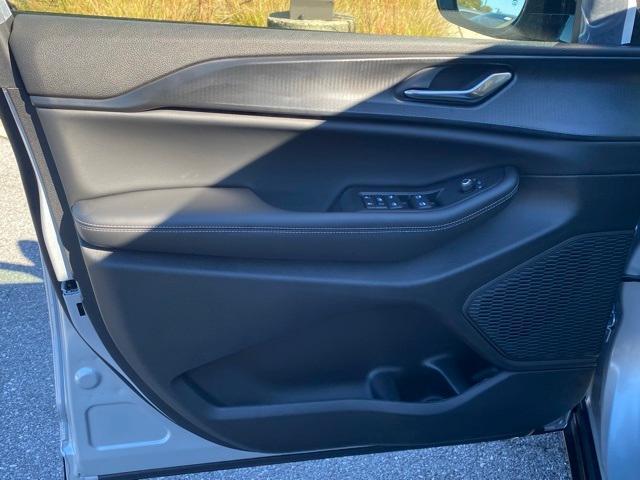 new 2025 Jeep Grand Cherokee car, priced at $40,750