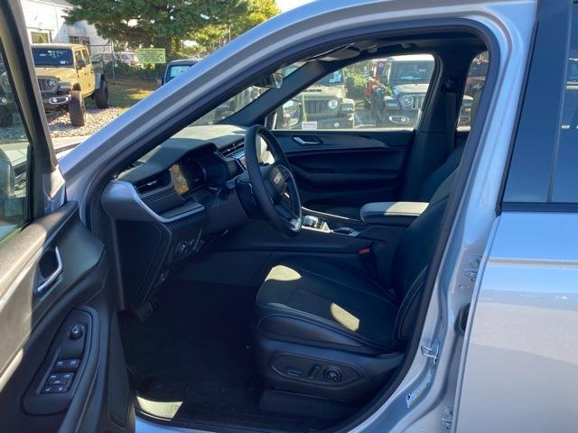 new 2025 Jeep Grand Cherokee car, priced at $40,750