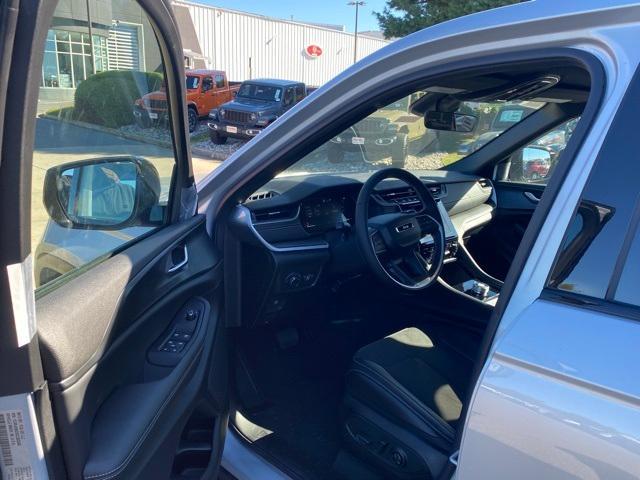 new 2025 Jeep Grand Cherokee car, priced at $40,750