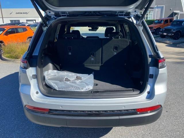 new 2025 Jeep Grand Cherokee car, priced at $40,750