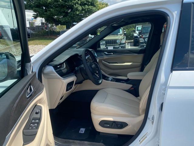 new 2025 Jeep Grand Cherokee car, priced at $42,000