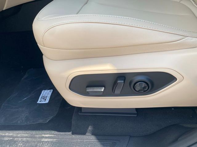 new 2025 Jeep Grand Cherokee car, priced at $42,000