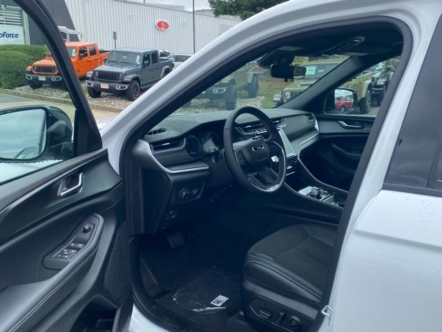 new 2025 Jeep Grand Cherokee car, priced at $40,323