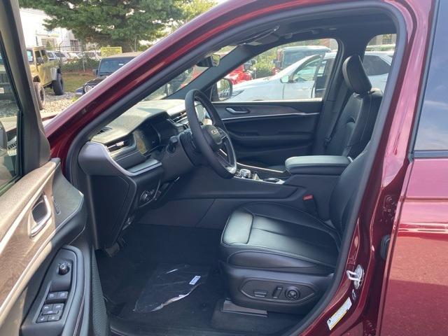 new 2025 Jeep Grand Cherokee car, priced at $44,750