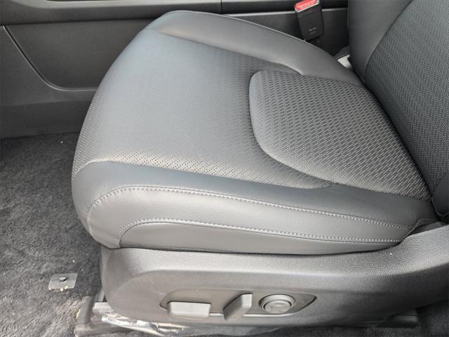 new 2025 Kia Carnival Hybrid car, priced at $52,067