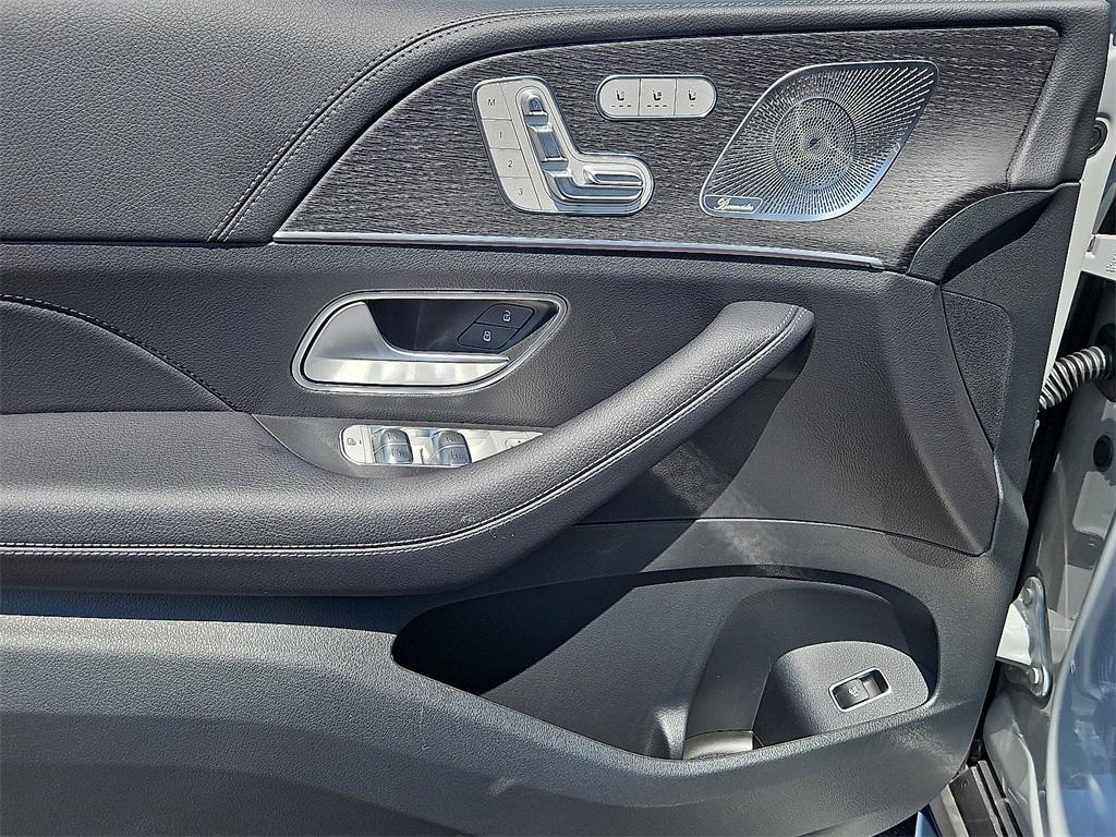 new 2025 Mercedes-Benz GLS 580 car, priced at $124,660