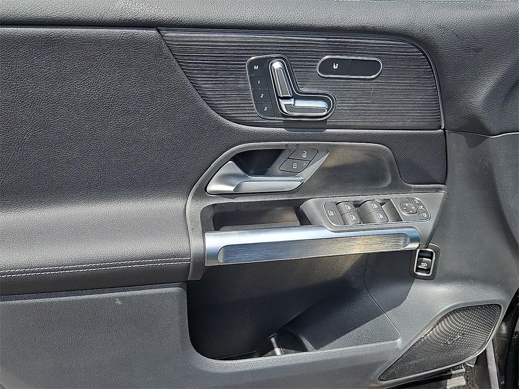 new 2025 Mercedes-Benz GLB 250 car, priced at $49,420