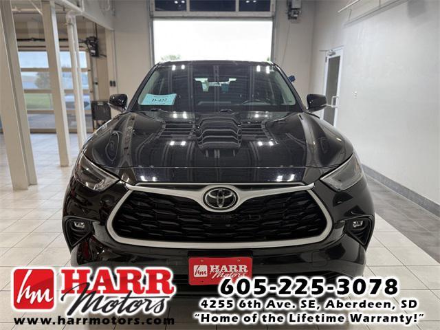 used 2022 Toyota Highlander car, priced at $32,999