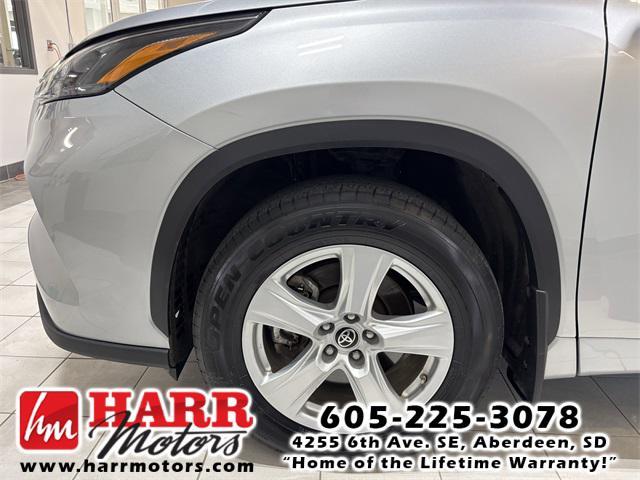 used 2022 Toyota Highlander car, priced at $38,999
