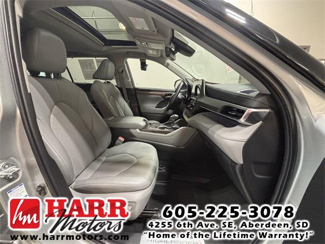 used 2022 Toyota Highlander car, priced at $39,999