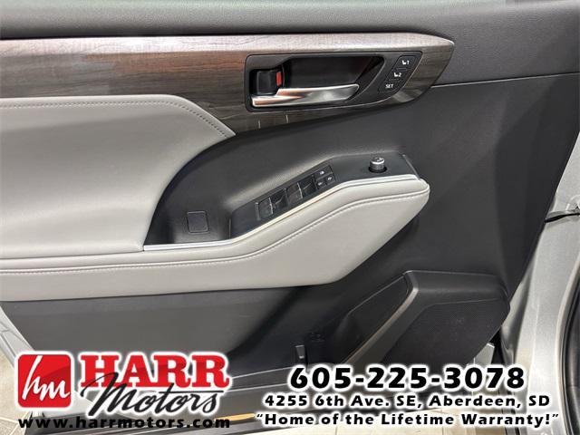 used 2022 Toyota Highlander car, priced at $39,999
