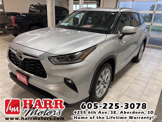 used 2022 Toyota Highlander car, priced at $39,999