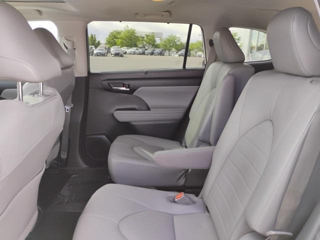 used 2021 Toyota Highlander car, priced at $34,418