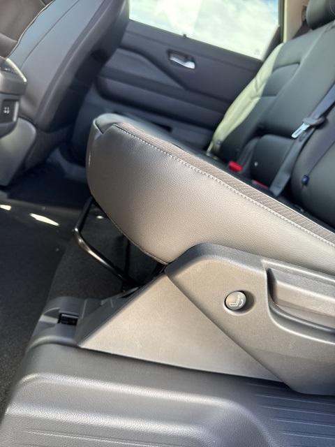 new 2025 Nissan Pathfinder car, priced at $45,985
