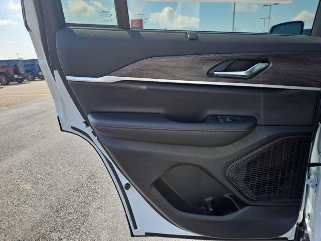 new 2025 Jeep Grand Cherokee car, priced at $44,574