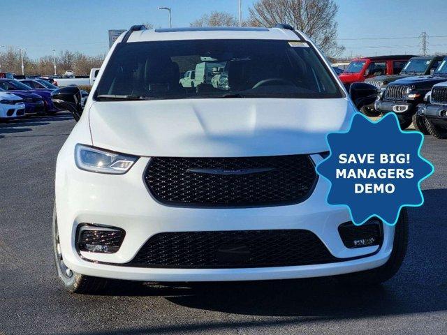 new 2024 Chrysler Pacifica car, priced at $43,927