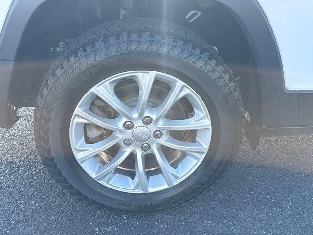 used 2019 Jeep Cherokee car, priced at $19,590