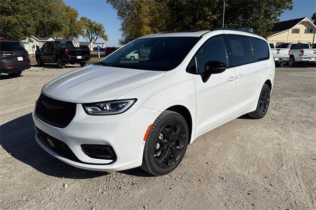 new 2025 Chrysler Pacifica car, priced at $55,540