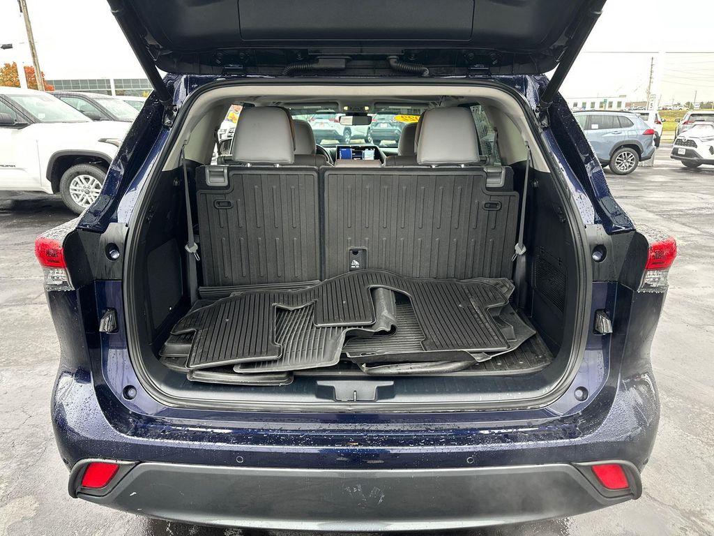 used 2022 Toyota Highlander Hybrid car, priced at $39,915