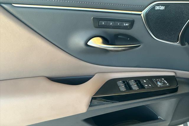 new 2025 Lexus ES 300h car, priced at $56,234