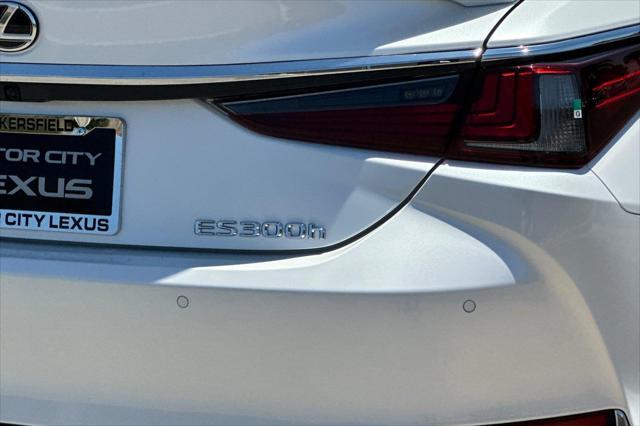 new 2025 Lexus ES 300h car, priced at $49,014