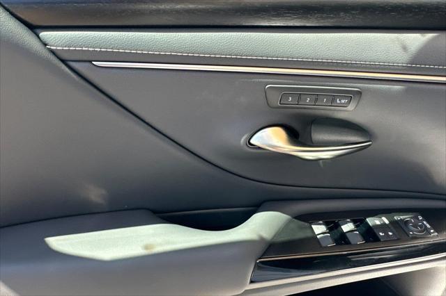 new 2025 Lexus ES 300h car, priced at $49,114