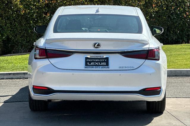 new 2025 Lexus ES 300h car, priced at $50,542