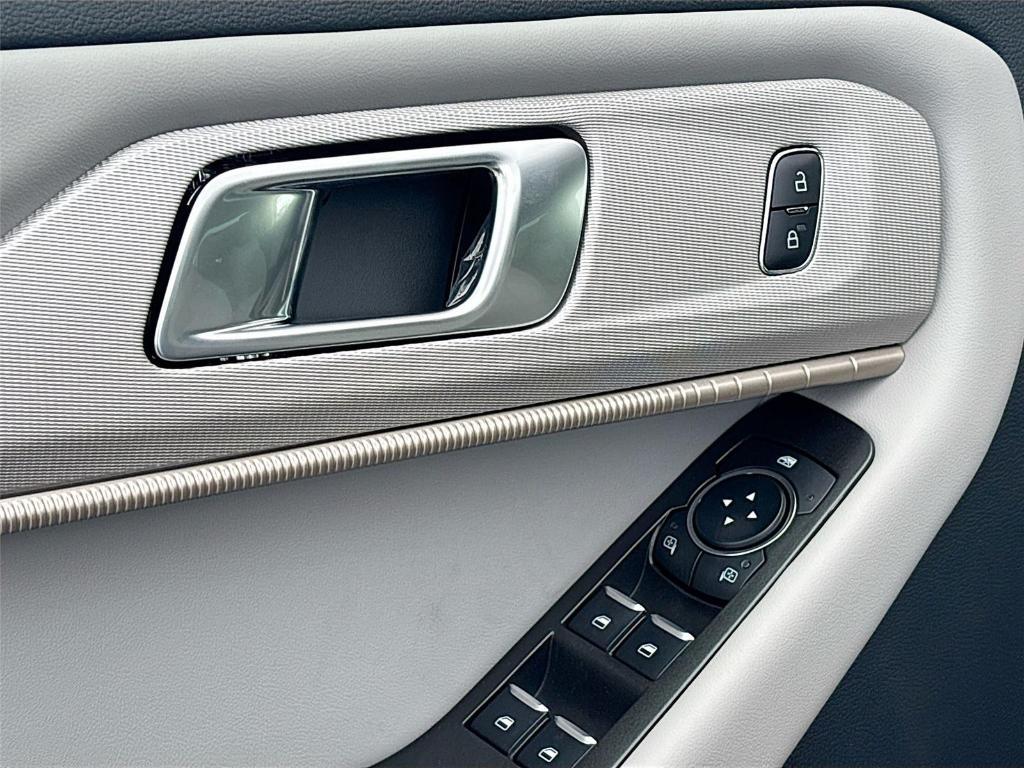 new 2025 Ford Explorer car, priced at $40,164