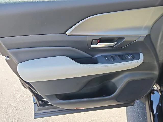 new 2025 Toyota Highlander car, priced at $43,957