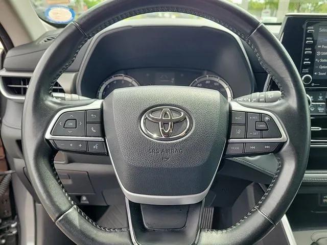 used 2022 Toyota Highlander car, priced at $30,995