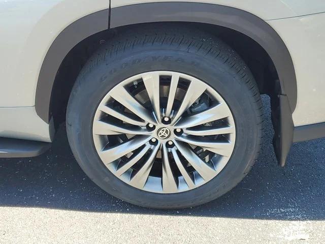 used 2022 Toyota Highlander car, priced at $41,895