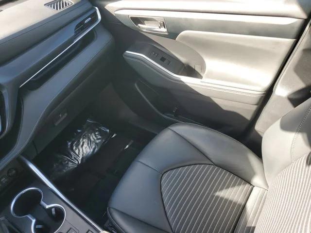 used 2022 Toyota Highlander car, priced at $32,996