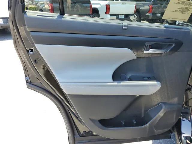 new 2025 Toyota Highlander Hybrid car, priced at $48,065