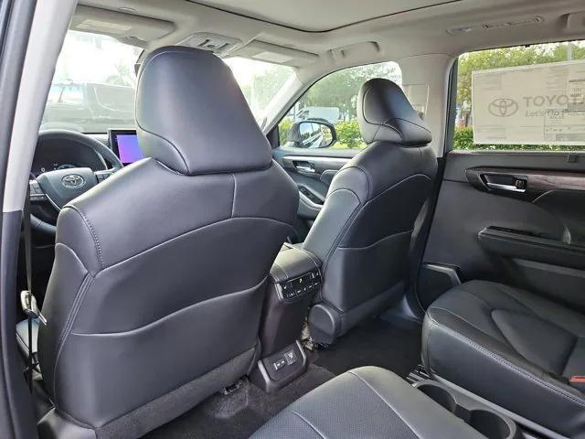 new 2025 Toyota Highlander Hybrid car, priced at $53,765