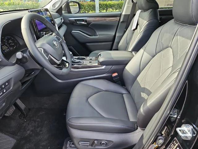 new 2025 Toyota Highlander Hybrid car, priced at $53,765