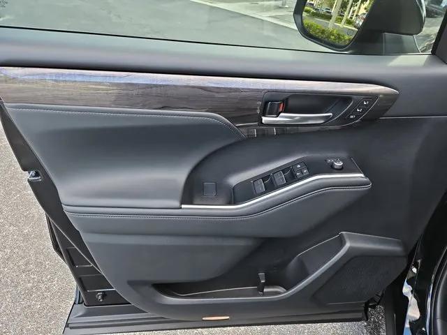 new 2025 Toyota Highlander Hybrid car, priced at $53,765