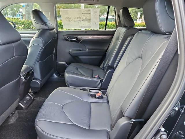 new 2025 Toyota Highlander Hybrid car, priced at $53,765